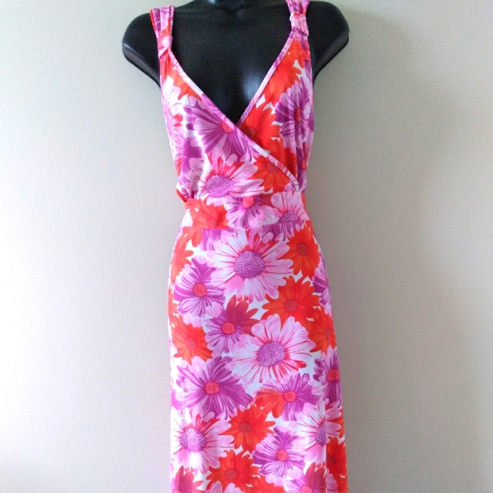 Fun Summer Dress! Floral print, V Neckline, Ties in the back, Midi Length.